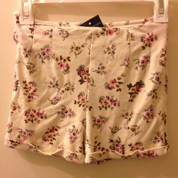 Brandy melville floral shorts💕!!! - Picture 4 of 4