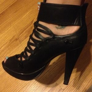 💢REDUCED: Strappy leather heels!💢