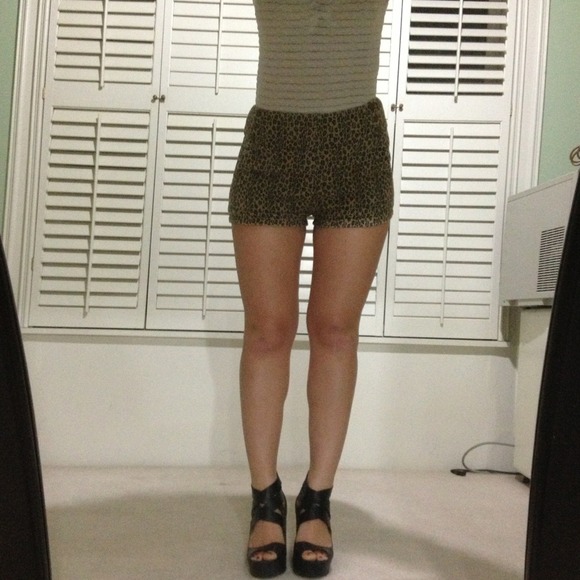 Sexy highwaisted cheetah print shorts - Picture 2 of 2