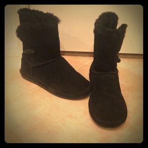 Ugg-like black low boots