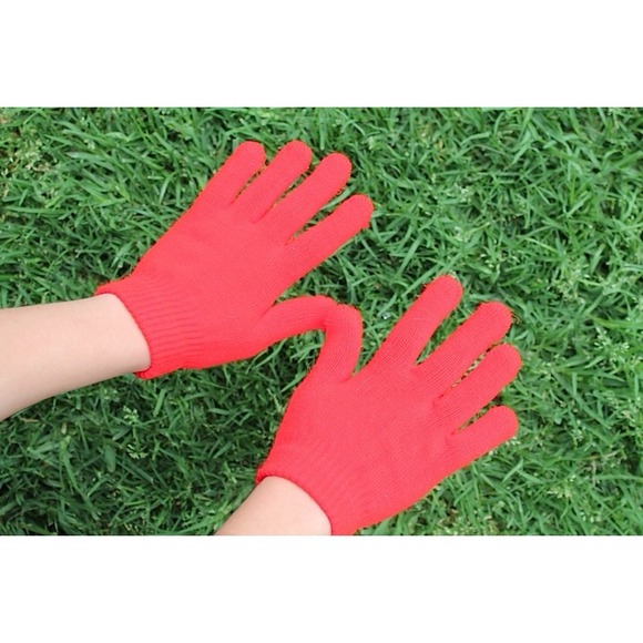 Red Gloves - Picture 2 of 3