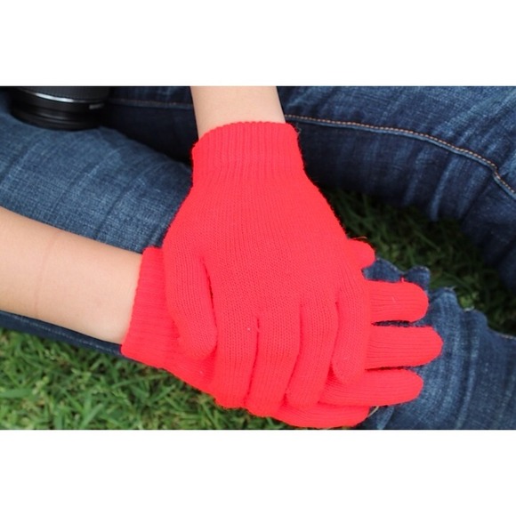 Red Gloves - Picture 3 of 3