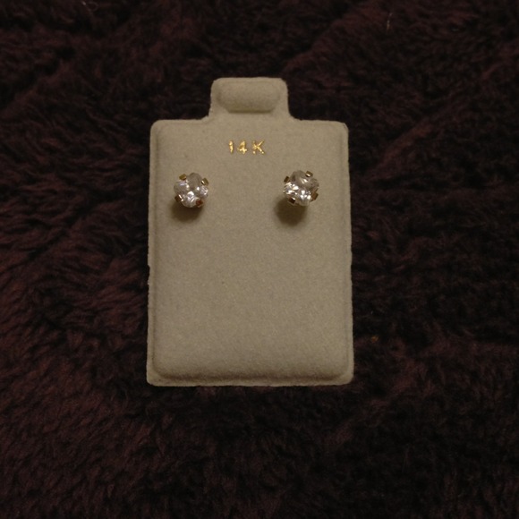 💢💢Bundled💢💢 14 k CZ's Studs & Bear necklace!!