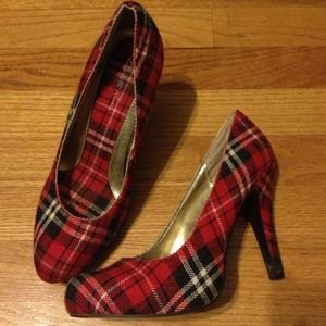💢REDUCED : 👠 Red plaid pumps ! 👠💢