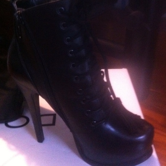 Blk leather bootie with inside zipper. 5" heel.