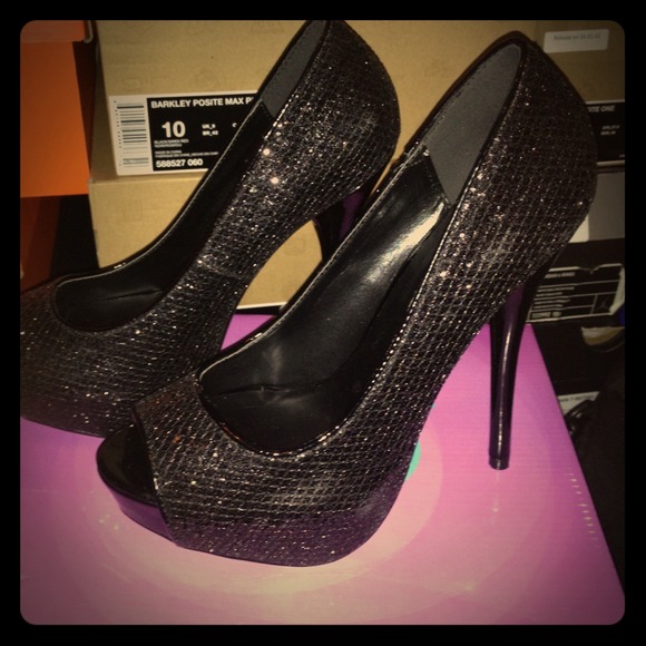 Black peep toe heels 👠