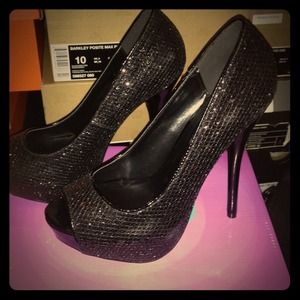 Black peep toe heels 👠