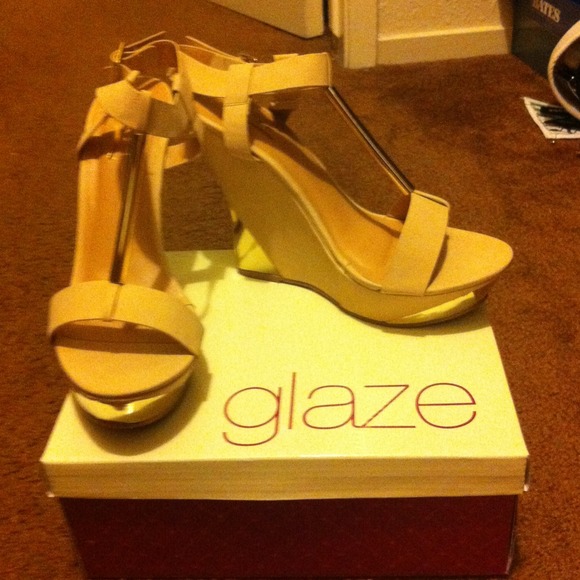 Nude and gold wedges