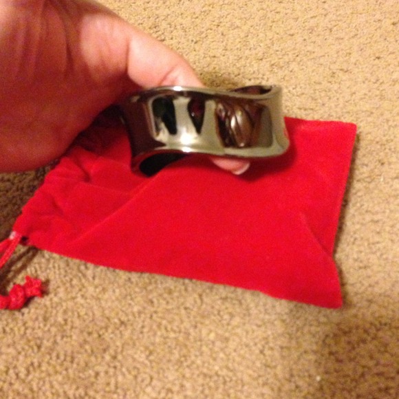 Beautiful Express Wavey Cuff. Excellent Condition. - Picture 4 of 4