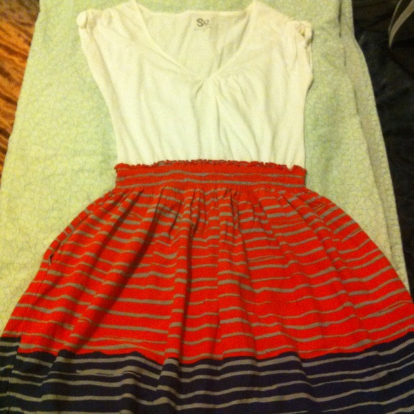 Cute dress the top. White bottom blue white orange
