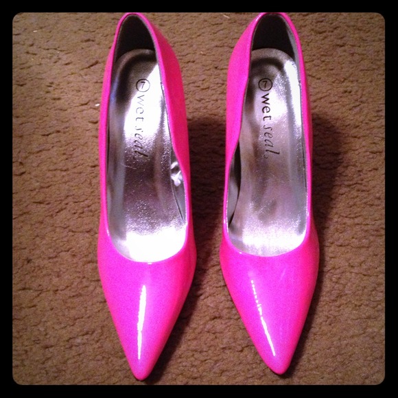 Traded!!!  Hot pink pumps new.