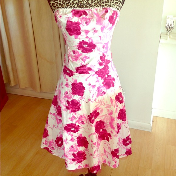 💗Pretty in pink strapless dress💗