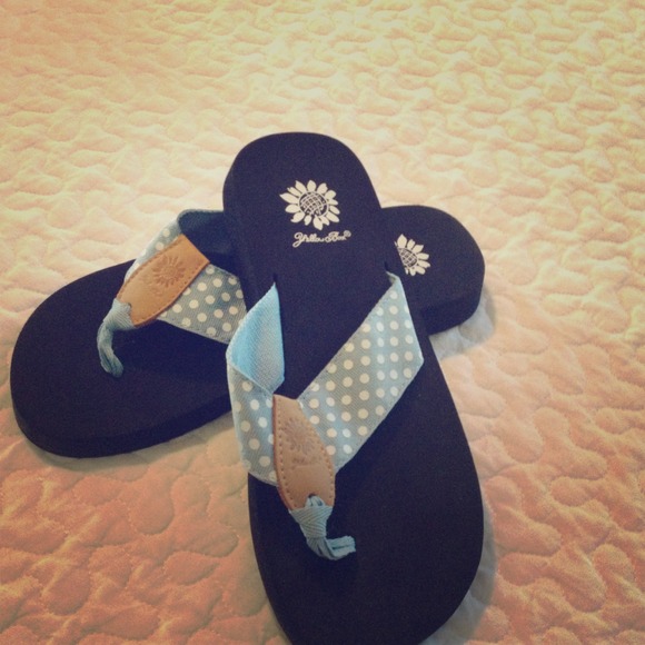NWT, soft blue polka dot flip flops