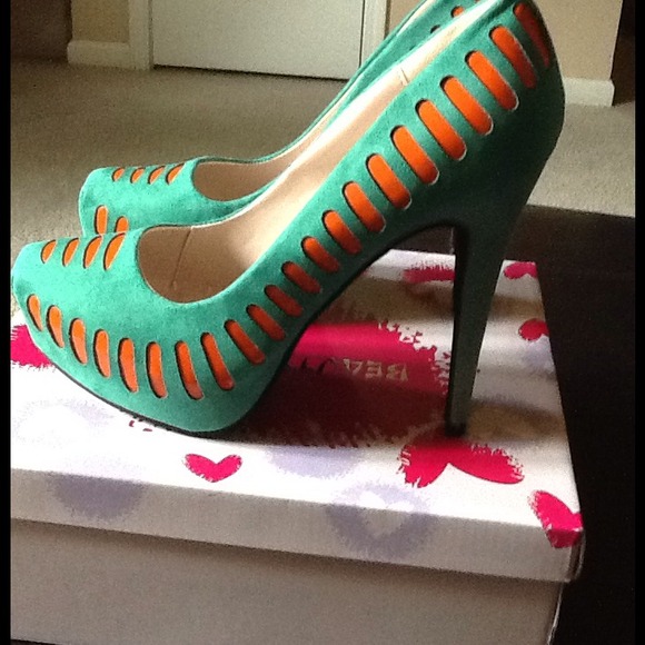 BACK IN STOCK!!! GREEN Coral Suede Pump By PINKY - Picture 2 of 4