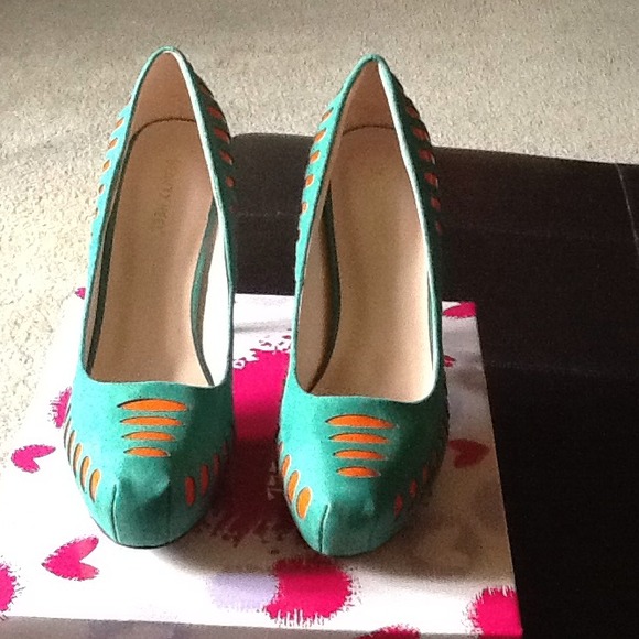 BACK IN STOCK!!! GREEN Coral Suede Pump By PINKY - Picture 4 of 4