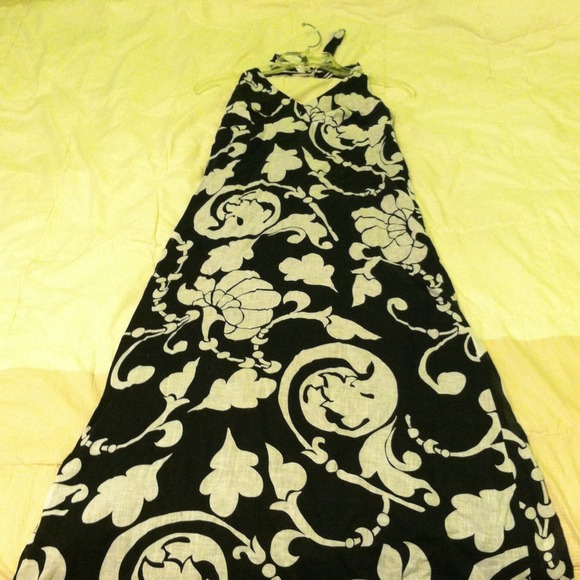 Black and white floral print maxi dress. - Picture 2 of 4