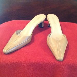 $$✂**REDUCED****Tan leather Merona 2" pumps.