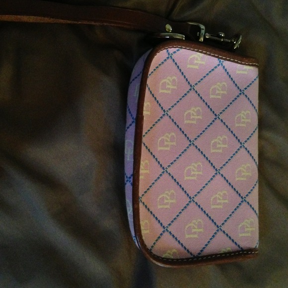 $18 🌟PRICE REDUCED🌟 Dooney & Bourke Wristlet. - Picture 2 of 3