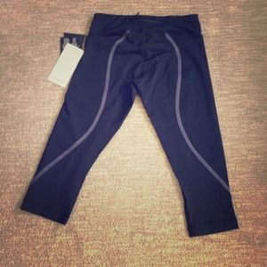 Lululemon "track time crop" size 8 ~New w/ tags!!