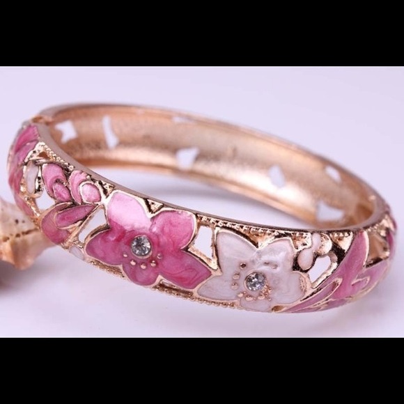 Jewelry - Fashionable Pink Crystal Bangle