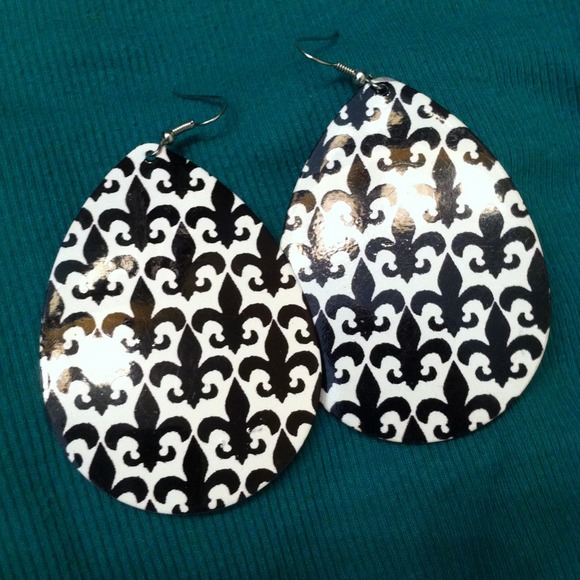 💋bundled💋Black and white fleur de lis earrings