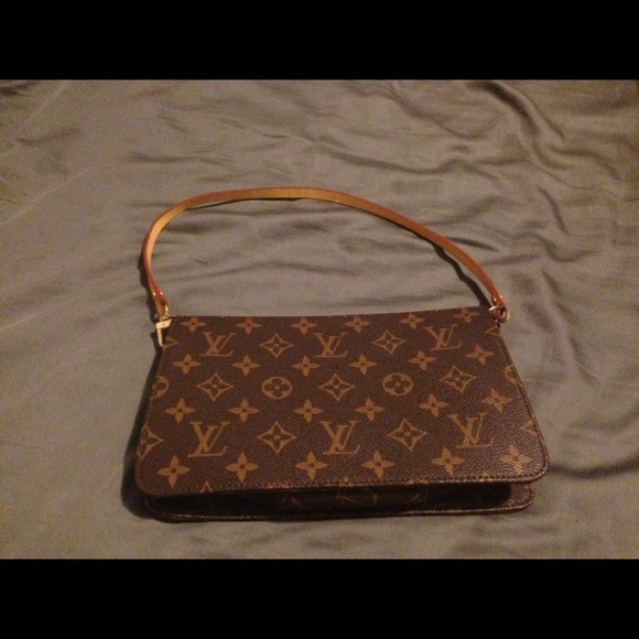 Lv pochette reserved