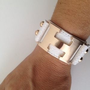 The H White Leather Double Snap Bracelet