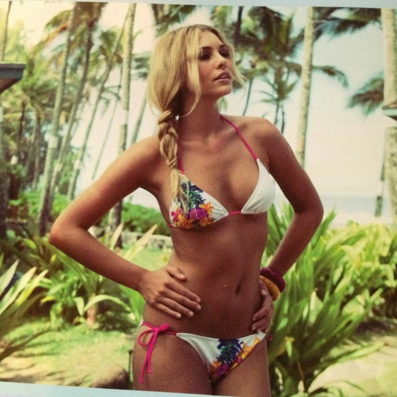 2CHILLIES Beaded White Floral Bikini Top - Picture 3 of 10