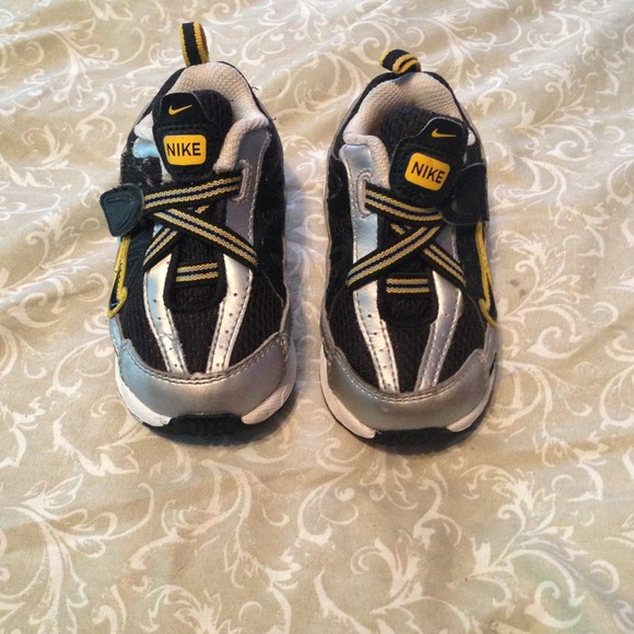 🎉SOLD🎉Nikes 5c Sneakers Great Condition - Picture 2 of 3