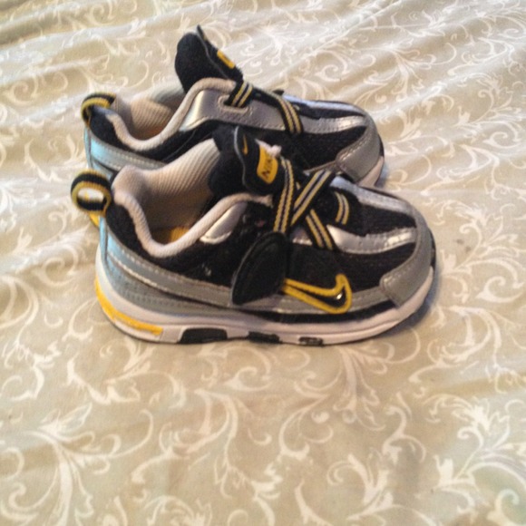 🎉SOLD🎉Nikes 5c Sneakers Great Condition - Picture 3 of 3