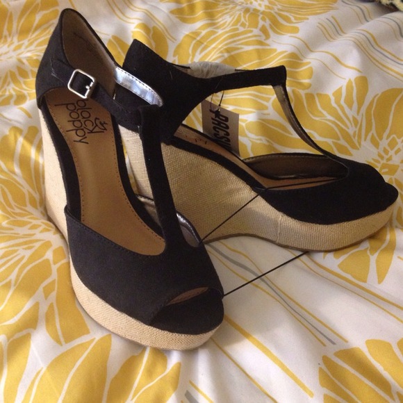 BRAND NWT TEE STRAP WEDGES (black)
