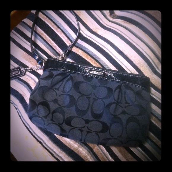 🔴SOLD🔴BLACK COACH WRISTLET - Picture 1 of 2