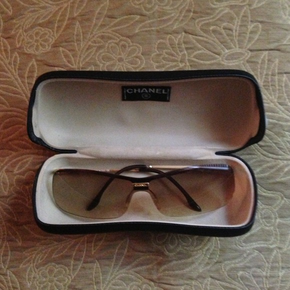 SOLD SOLDuthentic CHANEL Sunglasses w/case