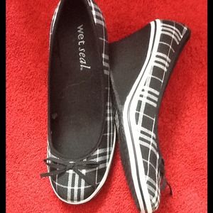 🎉REDUCED🎉👣Black/White Plaid Wedge Shoes👣
