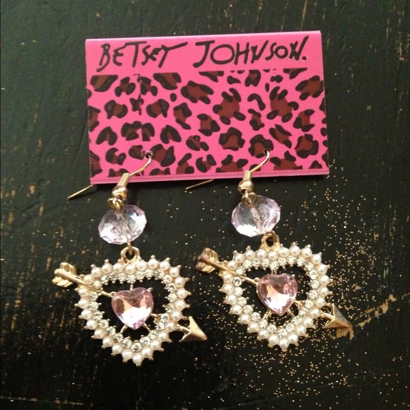 Betsey Johnson gold tone heart earrings.