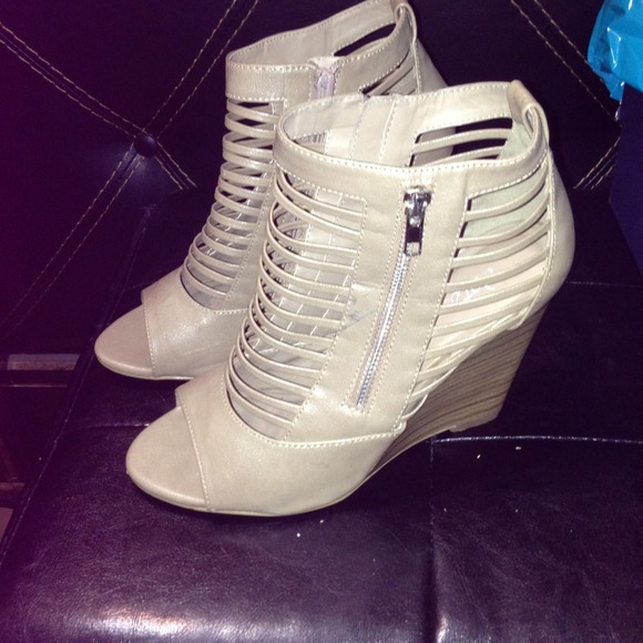 Nude color wedges.