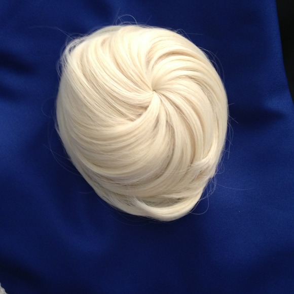 🚫SOLD🚫Cute ponytail bun platinum blonde