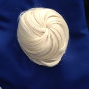 🚫SOLD🚫Cute ponytail bun platinum blonde