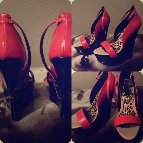 Black and coral wedges