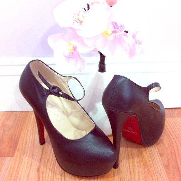 ✨New Red Bottom strap heels!