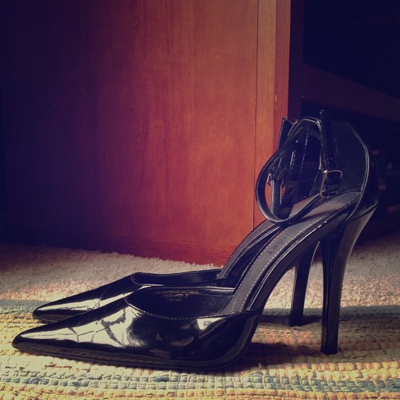 🚫🚫 SOLD 🚫🚫Super sexy black strapy shoes.