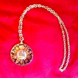 Vintage necklace, super cute!