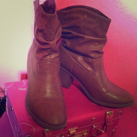 Short AE cowgirl boots.