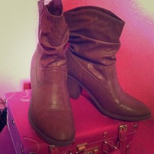 Short AE cowgirl boots.