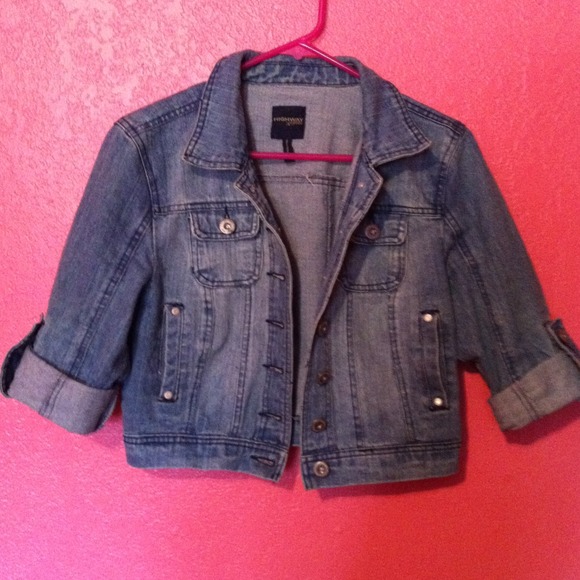 Crop jean jacket with cuffed sleeves.