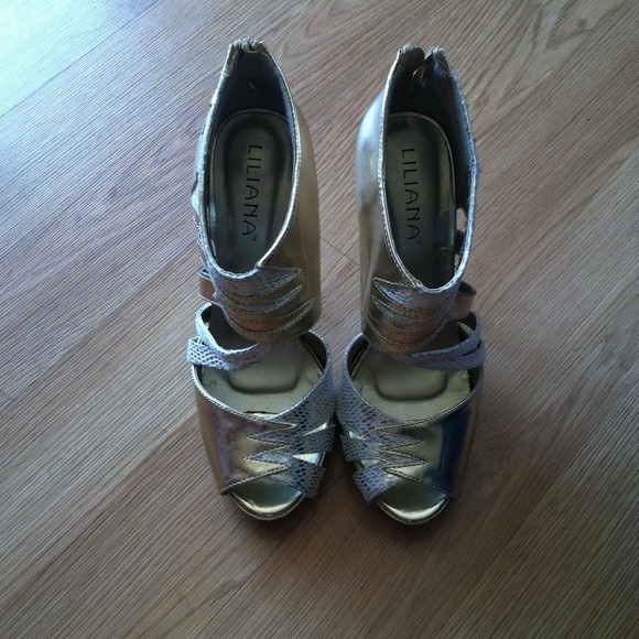 Sexy Gold and snake skin heels! Size 9/10. - Picture 2 of 3