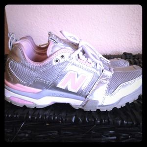 New balance tennis shoes