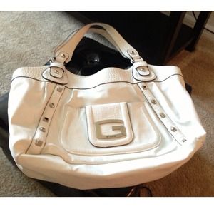 LARGE WHITE GUESS PURSE 😌🎁 CAN HOLD EVERYTHING !
