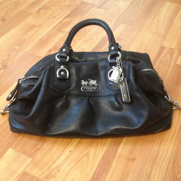Medium authentic Coach hand bag