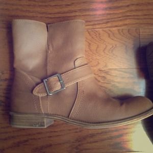 Super cute, american eagle brown boots!